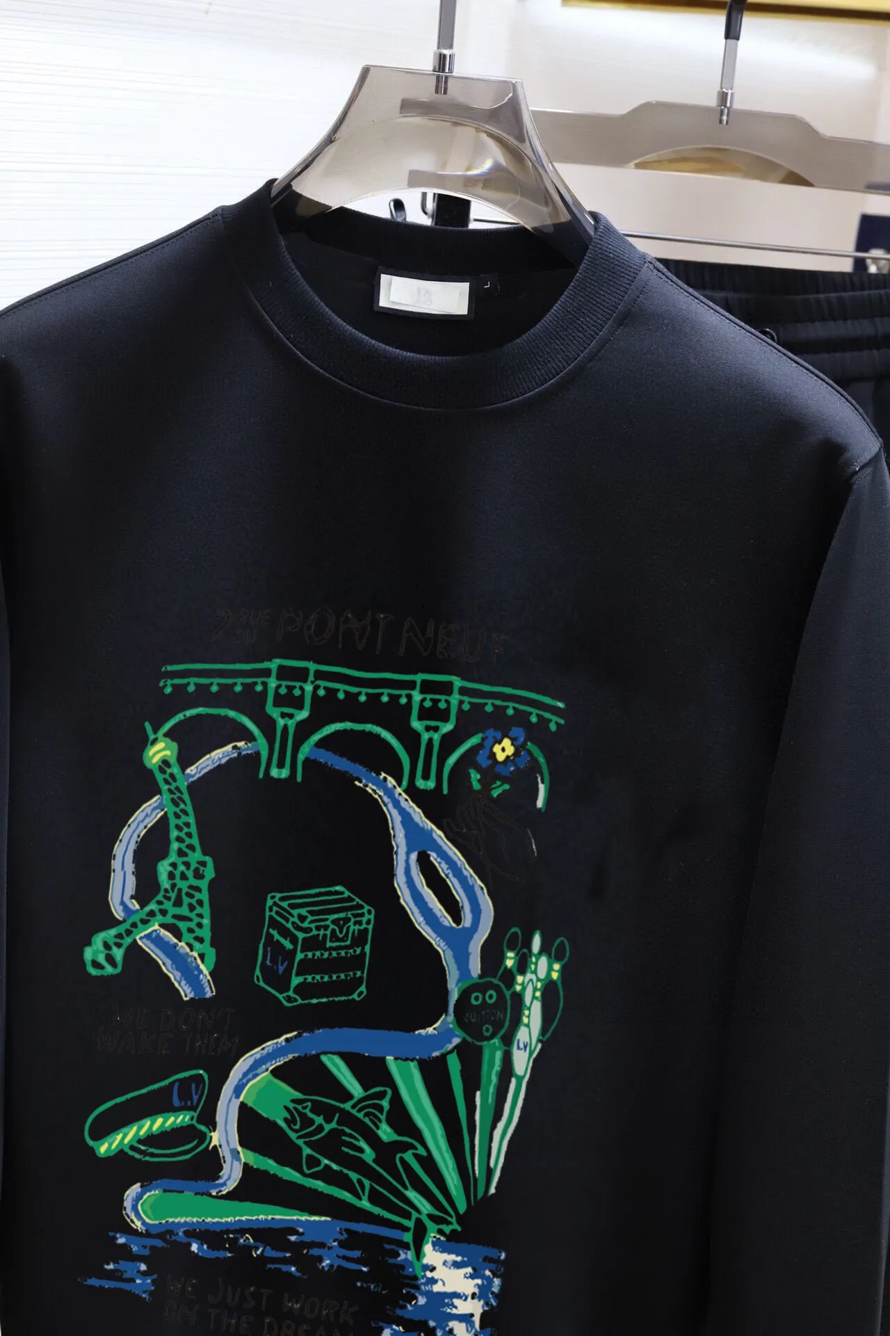 🅿️380 direct batch [Lv Louis Vuitton] (Fat Man Gospel) hot-selling suit is coming. Focus on the original version of the official website. 2025 new hot-selling sweatshirt suit. The original order is the best. 🇭🇰The meticulous work of top designers. Just for a fitting and perfect upper body effect. All-natural high-quality Roman cotton 100%, close-fitting comfort, noble and elegant! Original hardware embodies elegance and nobility! Counter size: M-5XL (maximum wear up to 220 pounds)